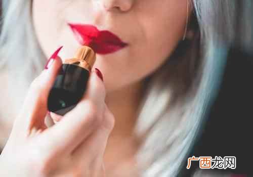 口红涂在衣服上怎么洗 涂完口红要用什么洗