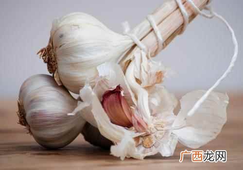 蒸大蒜水适合风寒咳嗽的人群饮用 蒸大蒜水适合什么人吃