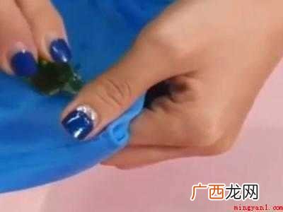 衣服上的结构胶怎样才能清除干净