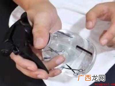 衣服弄上中性笔油怎么办