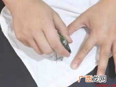 衣服弄上中性笔油怎么办