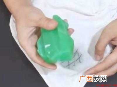 衣服弄上中性笔油怎么办