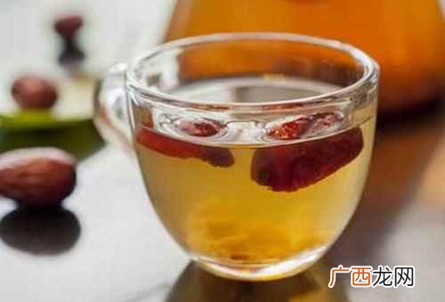 红枣泡水喝的功效与禁忌相关推荐 红枣泡水喝的功效与禁忌