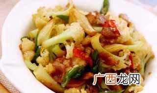 菜花、西红柿、葱、姜。 炒菜花的做法