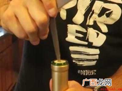 红酒没有开瓶器怎么打开木塞子