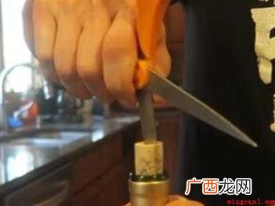 红酒没有开瓶器怎么打开木塞子