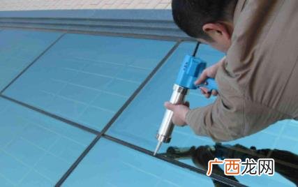 洗手池的玻璃胶发霉了怎么办 洗手池玻璃胶发霉怎么办