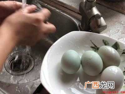 鸭蛋外面的粪怎么处理