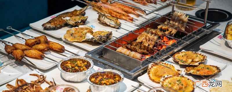 烧烤食材有这几大类:肉类、鱼虾、蔬菜、水果、面食、零食、饮料 ?烧烤食材清单大全