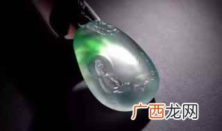 什么是翡翠飘花手镯 什么是翡翠飘花