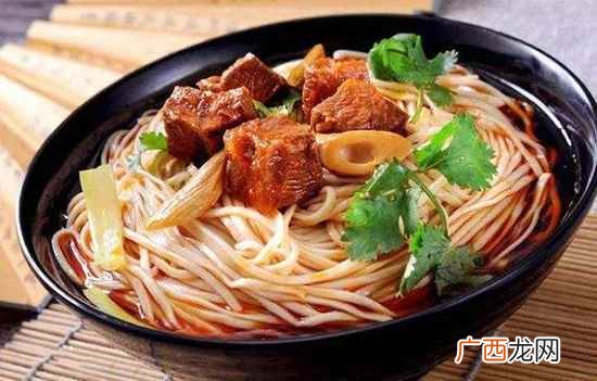 烟台的特色小吃有黄县肉盒、福山拉面、蓬莱小面、开花馒头 烟台有哪些小吃