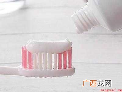 玻璃用啤酒、石膏粉、洗发精、牙膏可擦得干净明亮 玻璃用什么擦干净又亮