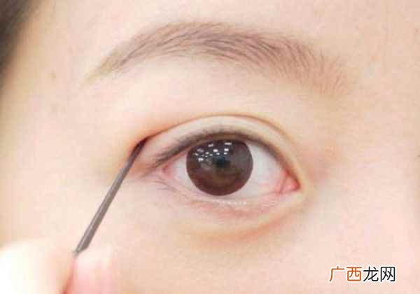 双眼皮胶水怎么用视频教程 双眼皮胶水怎么用