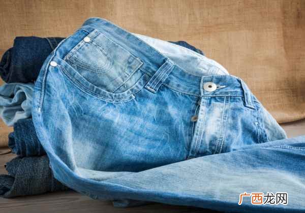牛仔裤用白醋和水浸泡可以保色 夏季如何保养牛仔裤