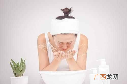 早上洗脸用冷水还是温水好 早上洗脸用冷水还是温水