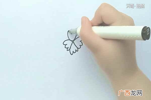我们先画出花中心的花瓣 花的简笔画
