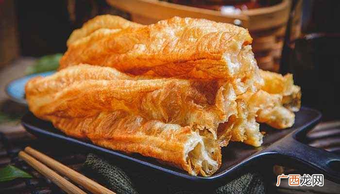 准备中筋面粉、油条膨松剂、鸡蛋液、牛奶、黄油、玉米油、盐等食 炸油条的做法和配方