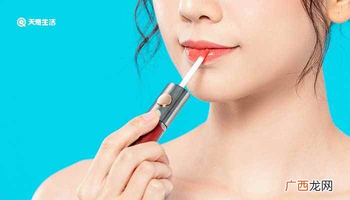 经常化妆的女生需要注意嘴唇的清洁问题 唇色深怎么改善