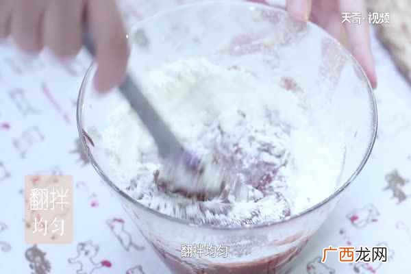 隔热融化黑巧克力、黄油 纸杯蛋糕的做法