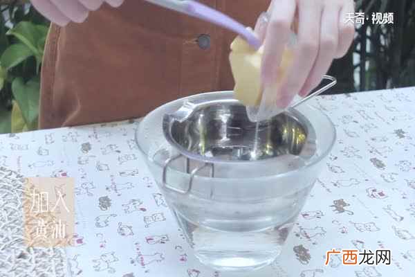 隔热融化黑巧克力、黄油 纸杯蛋糕的做法