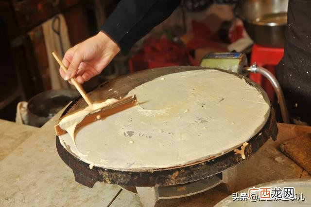摊煎饼的做法，又薄又软 摊煎饼面糊的调配方法
