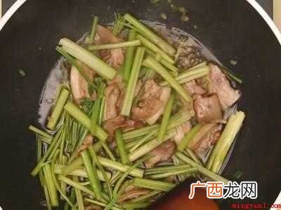 小芹菜怎么做好吃共有3步 小芹菜怎么做好吃