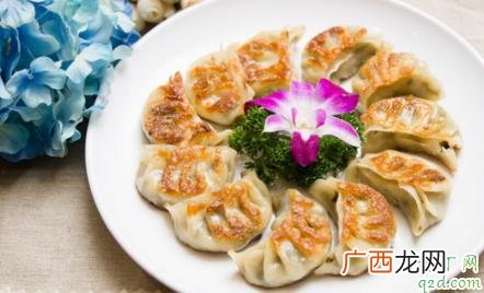 速冻饺子可以直接放锅里面煎吗 煎饺子要不要解冻