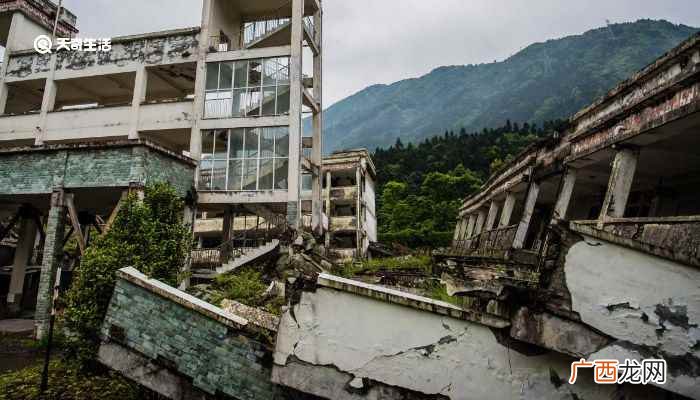 房子晃动时应该躲在安全的地方思考要怎么逃生 地震逃生知识