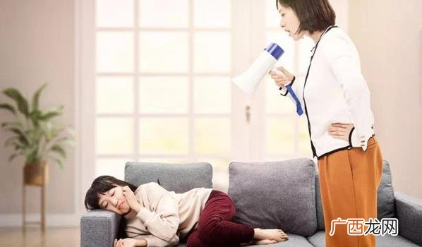 父母平时在教育孩子的时候应当做到不要迁怒、换位思考等 ?父母该怎么样正确的教育孩子