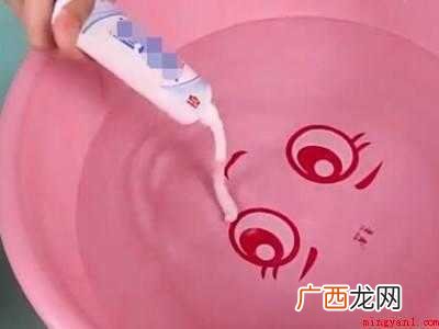 白醋能去84烧黄的衣服吗