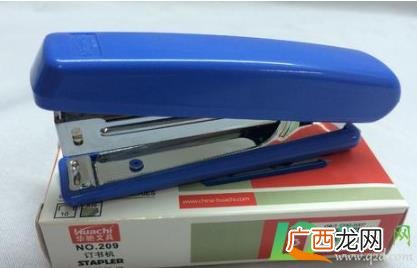 订书机的钉子卡住了怎么办 订书机钉子卡在里面怎么办
