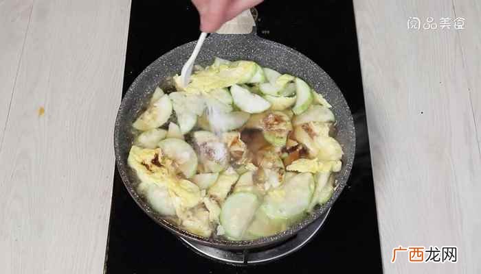 丝瓜300克、鸡蛋2个、小葱1根、姜2克调 丝瓜蛋汤的做法