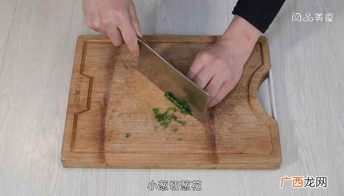 丝瓜300克、鸡蛋2个、小葱1根、姜2克调 丝瓜蛋汤的做法