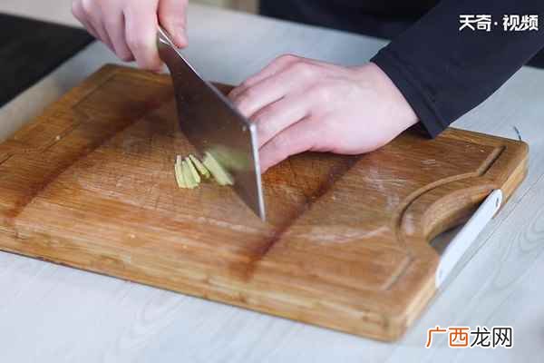 牛肉切丝怎么做好吃 爆炒麻辣牛肉丝的做法