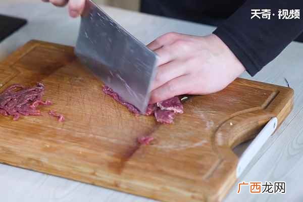 牛肉切丝怎么做好吃 爆炒麻辣牛肉丝的做法
