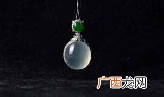 金玉缘翡翠a货手镯的价格就不低 翡翠金镶玉a货什么价