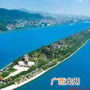 横贯江面、贯通、连贯、鱼、而入、世代居住的地方 横贯江面的贯是什么意思
