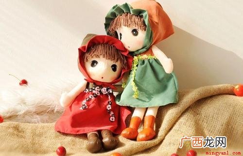doll是一个很简单的英语单词,作名词时意为洋娃娃,美貌却不