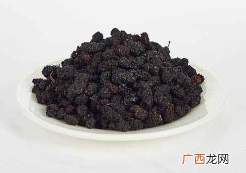 喝桑葚干泡水具有很好的滋阴补铁的作用 干桑葚子泡水喝的功效