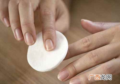 指甲油沾到衣服上怎样洗掉 指甲油怎么洗掉小窍门