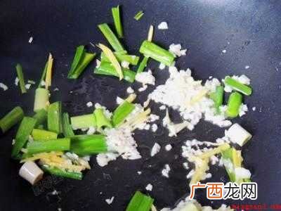 鲜花甲怎么做好吃共有5步,可做爆炒 鲜花甲怎么做好吃