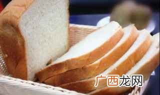 牛奶倒入碗内用微波炉100%火力加热20秒 吐司面包的做法