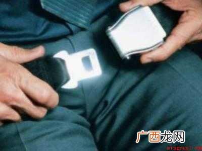 如何解开飞机安全带