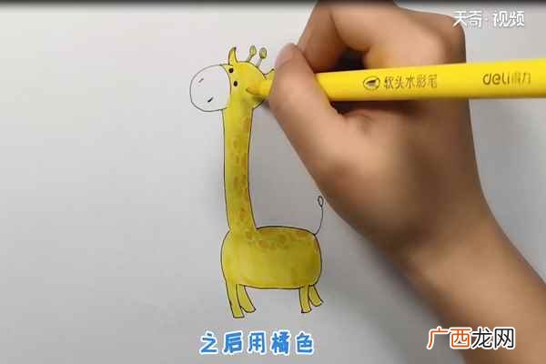 可爱的长颈鹿就画好了。 长颈鹿简笔画