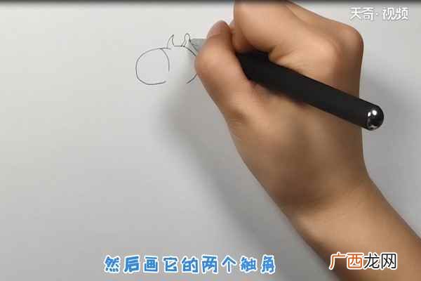 可爱的长颈鹿就画好了。 长颈鹿简笔画