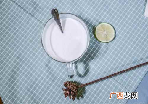 睡前喝牛奶好吗 睡前喝牛奶好吗,牛奶睡前多久喝比较好