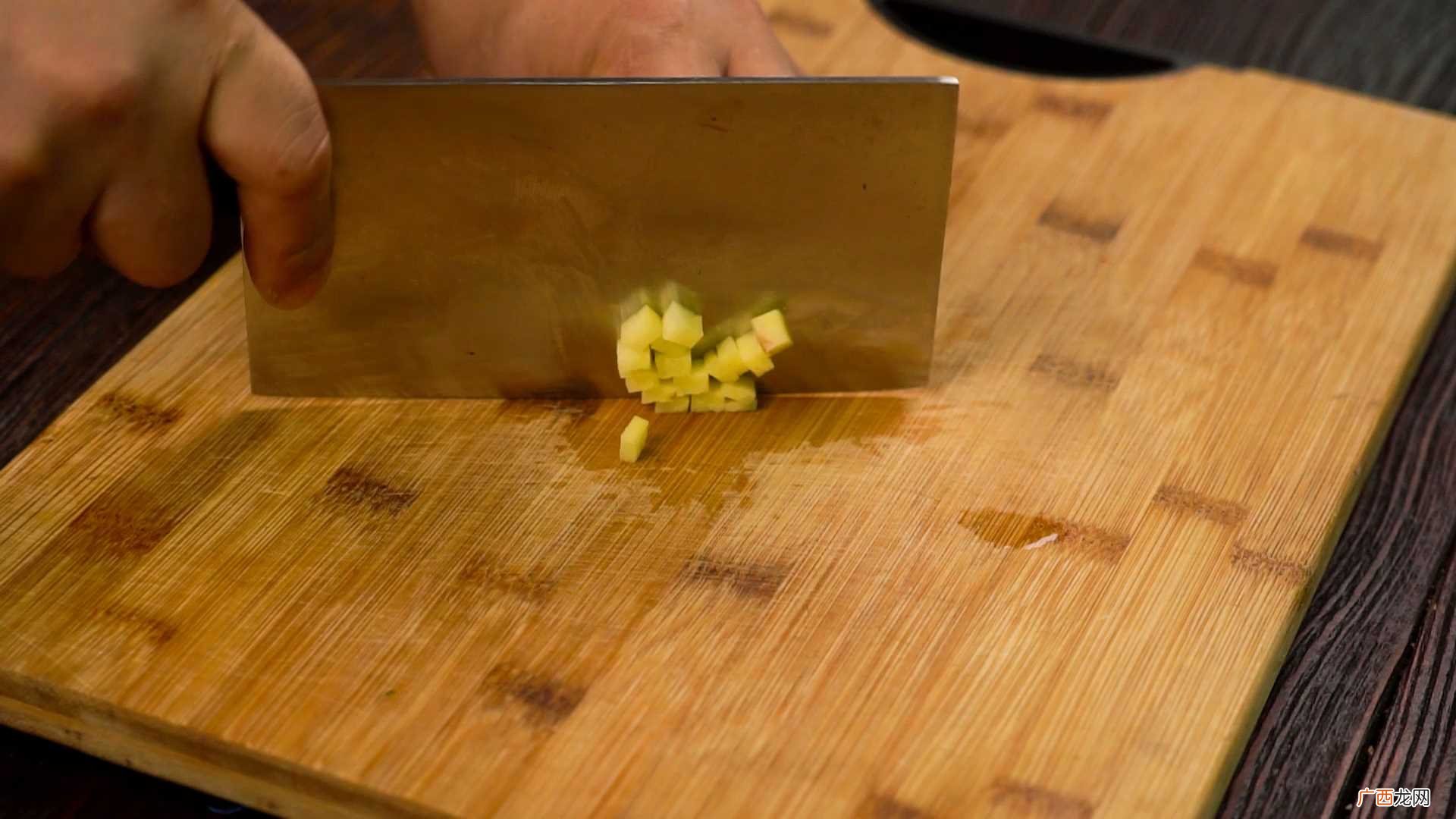 红烧鸡翅尖怎么做好吃 红烧鸡翅尖的做法