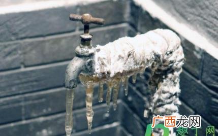 家里水管冻了可以用热水烫吗 家里水管冻了没有水怎么办