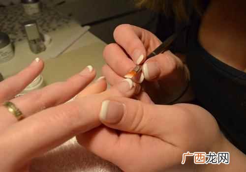 指甲半月痕消失了是怎么回事 指甲半月痕消失了怎么办
