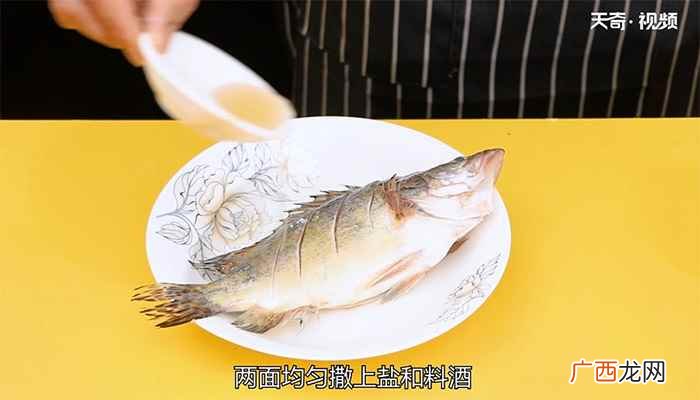 鱼身上葱丝和香菜的步骤 清蒸鳜鱼的做法